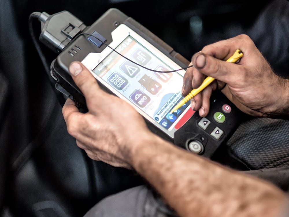 Técnico de SIEAUTO conectando el escáner al vehículo