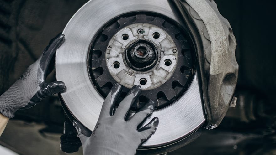 Disco, caliper y módulo del sistema de frenos ABS