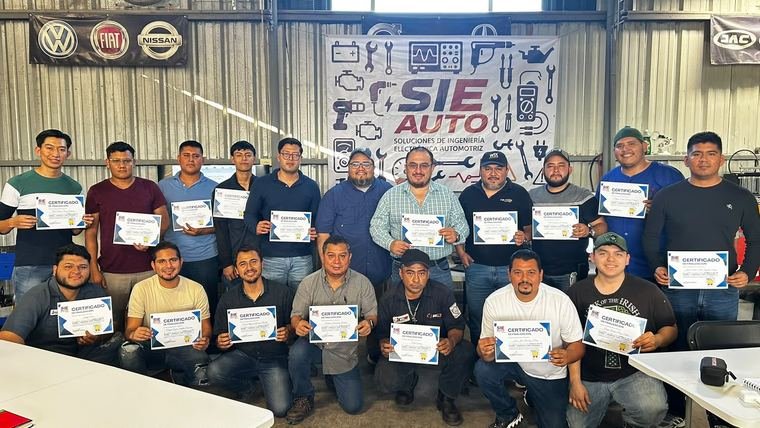 Grupo del curso anterior con su certificado de finalización, en el taller SIEAUTO